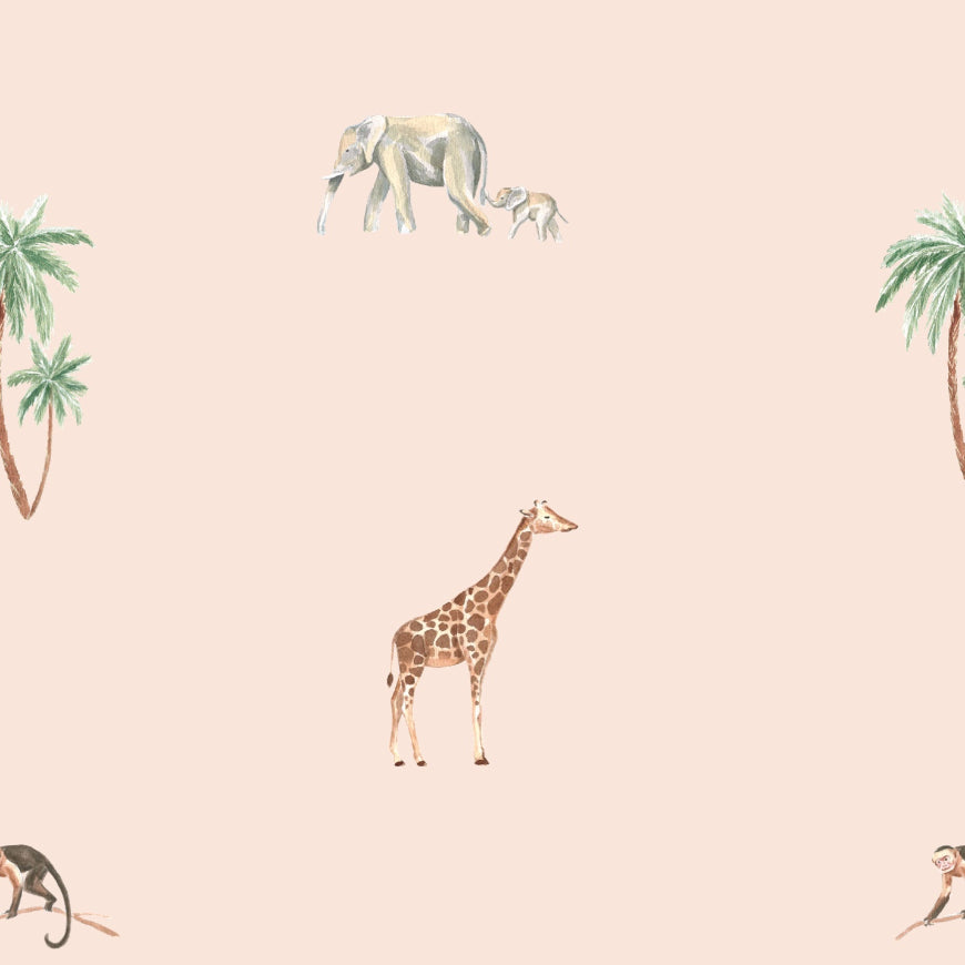 Gros plan sur le motif du papier peint Giulia, illustrant des animaux de la savane peints à l'aquarelle avec une girafe, des éléphants, des petits singes et des palmiers sur un fond beige rosé.