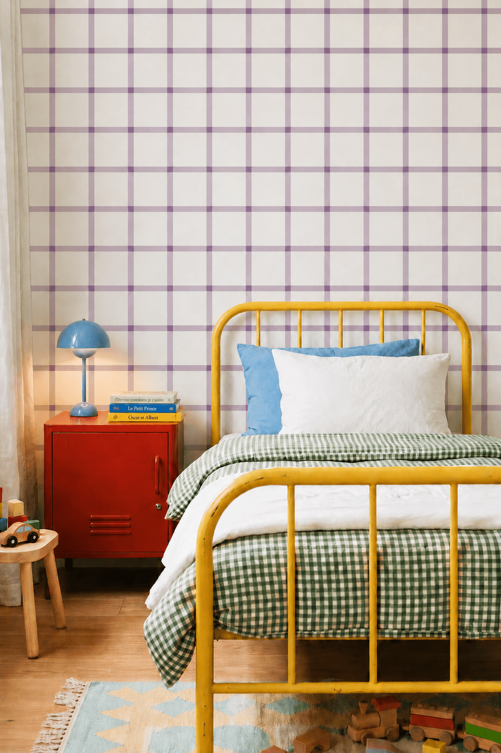 Échantillon du papier peint quadrillage lilas et blanc chambre enfant avec lit métal jaune et table de nuit rouge papier peint Arielle