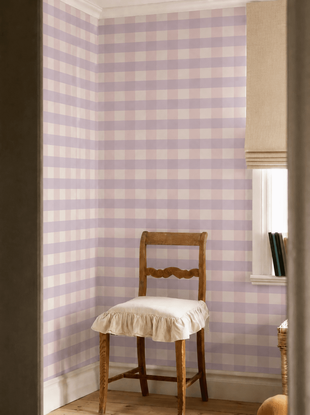 Échantillon du papier peint vichy carreaux mauves et blancs chambre fille avec chaise en bois papier peint Alice