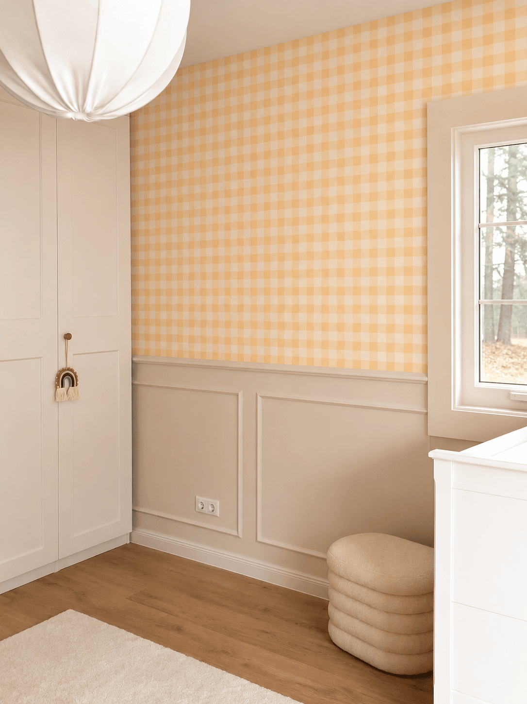Échantillon du papier peint vichy jaune et blanc chambre enfant avec lambris beige et suspension blanche papier peint Mathilde