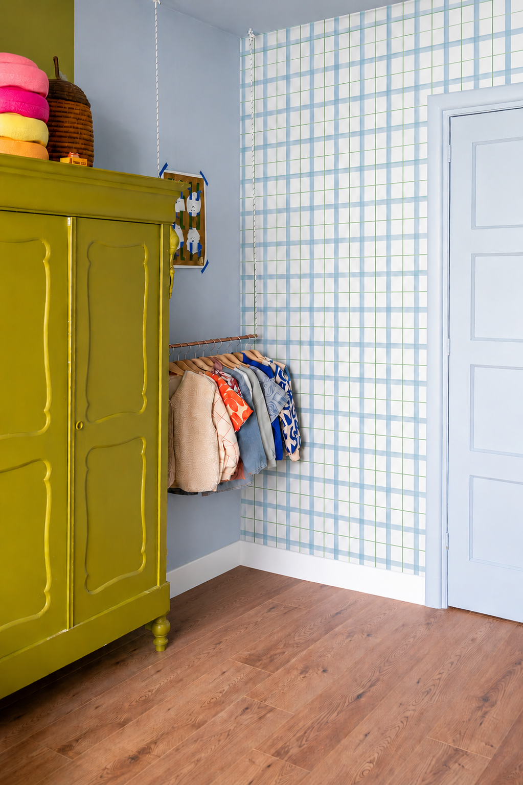 Papier peint carreaux bleus et verts chambre enfant avec armoire jaune moutarde papier peint Adam