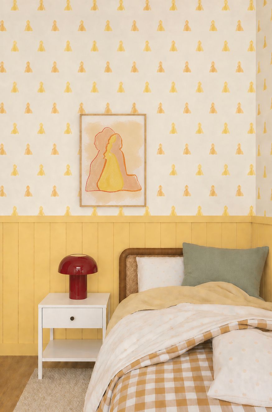 Papier peint Estime de soi à motifs géométriques jaunes au-dessus d'un lambris jaune, près d'un lit et d'une lampe rouge.