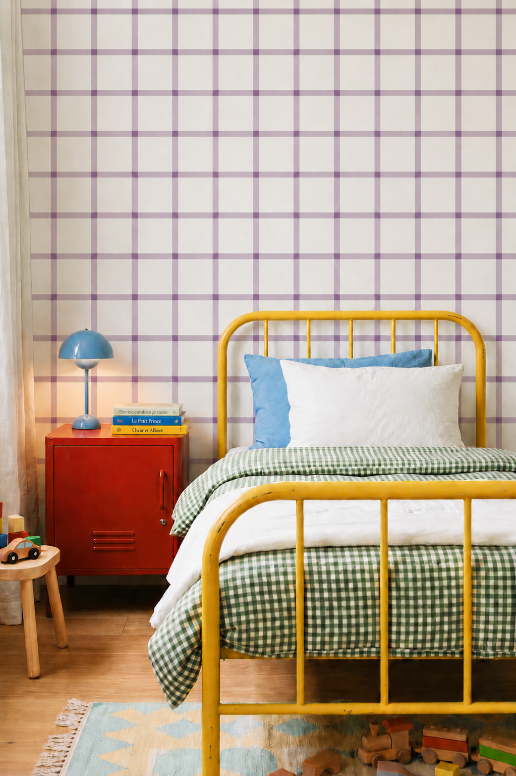 Papier peint quadrillage lilas et blanc chambre enfant avec lit métal jaune et table de nuit rouge papier peint Arielle