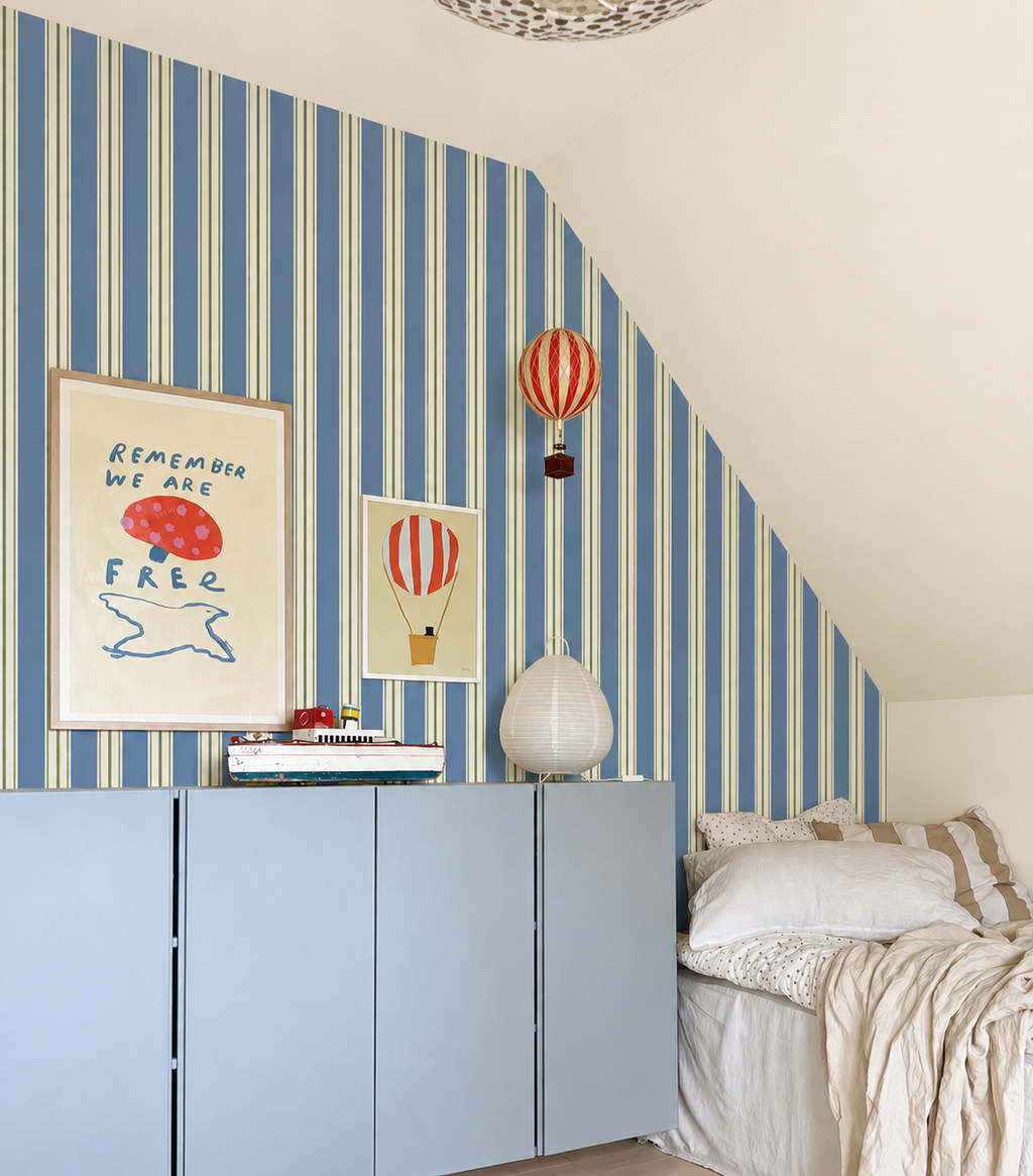 Papier peint rayures bleues, vertes et blanches chambre garçon avec lit et armoire bleue papier peint Gabin