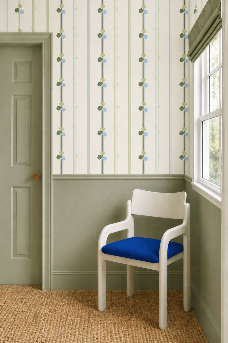 Papier peint Famille & Santé à rayures vertes et bleues, dans une pièce aux murs vert sauge — Laura Payen x Shinystep