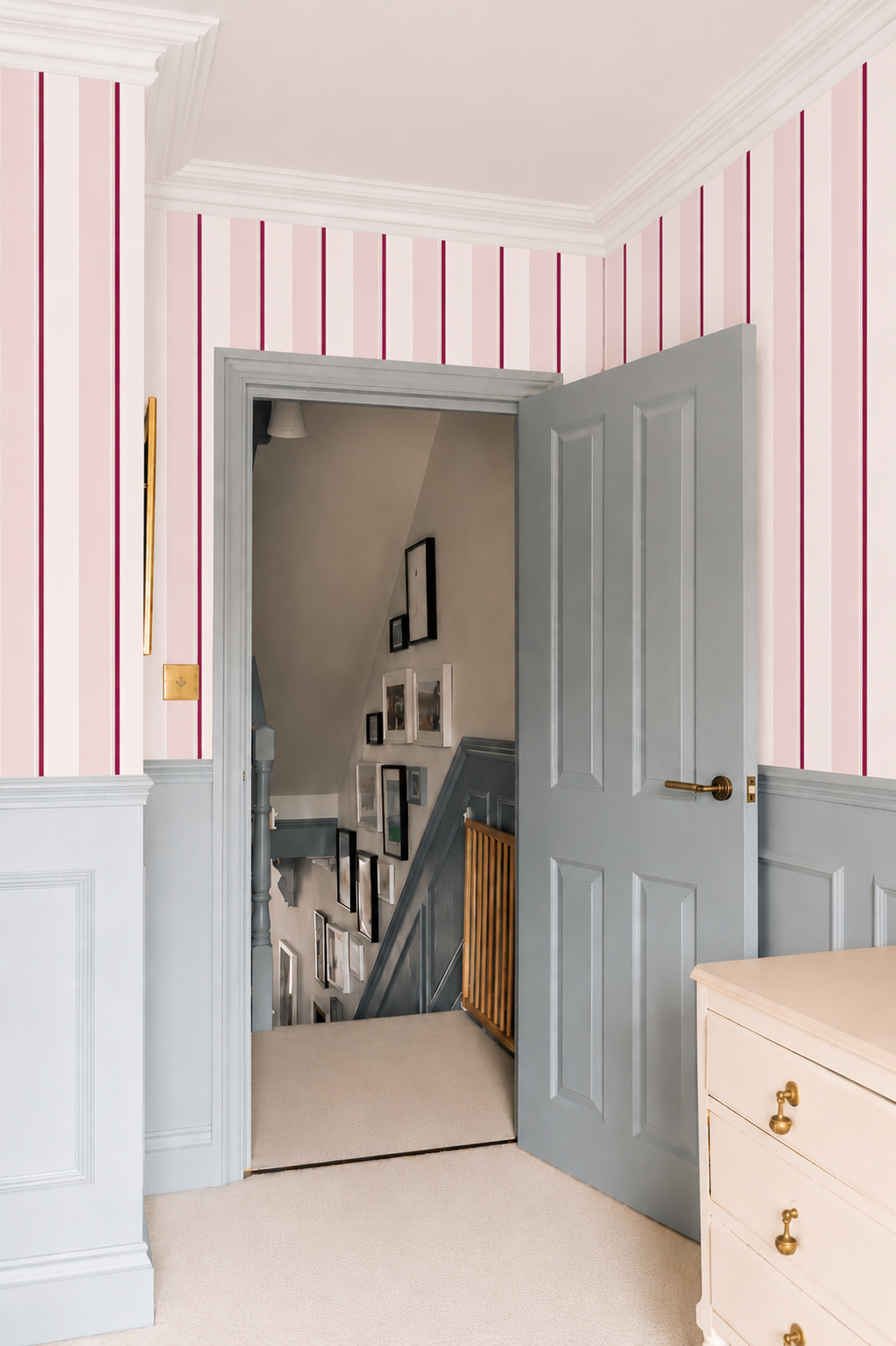 Papier peint rayures roses et bordeaux couloir chambre avec porte grise et commode papier peint Marguaux