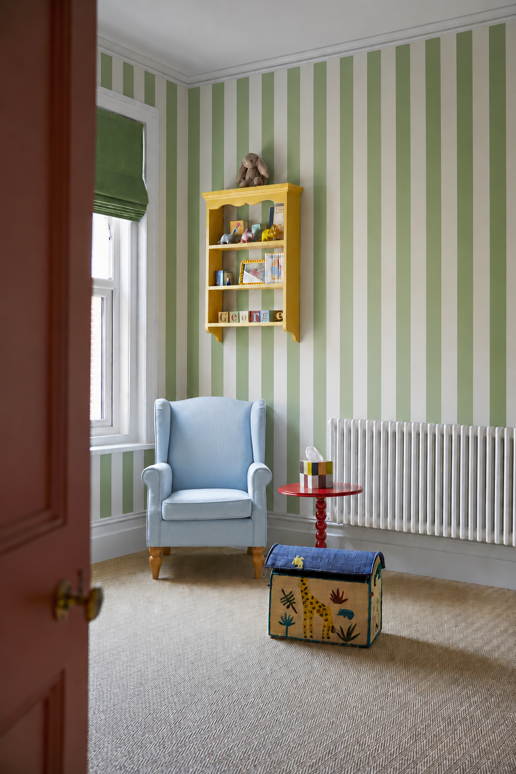 Papier peint rayures vertes et blanches chambre enfant avec fauteuil bleu et étagère jaune papier peint Basile