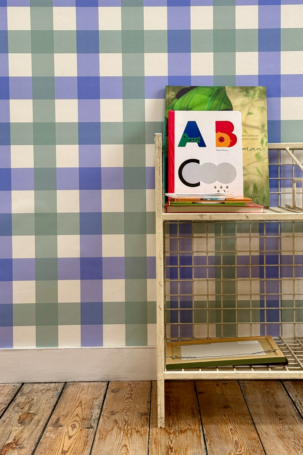 Papier peint vichy bleu et vert chambre enfant avec étagère et livres sur parquet bois papier peint Loup