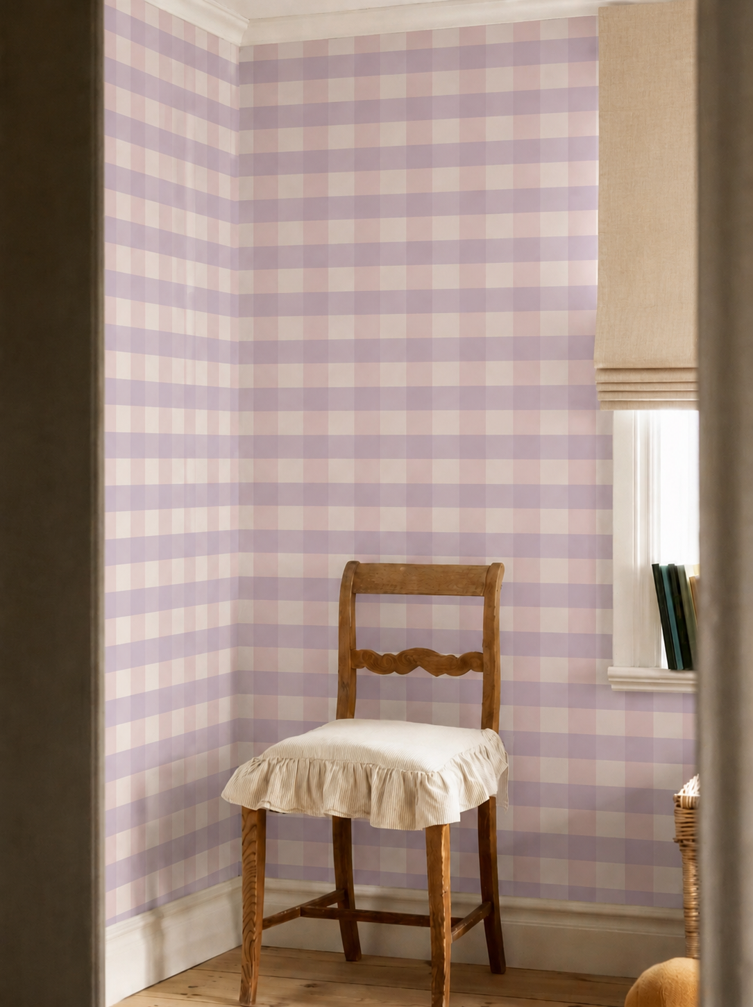 Papier peint vichy carreaux mauves et blancs chambre fille avec chaise en bois papier peint Alice