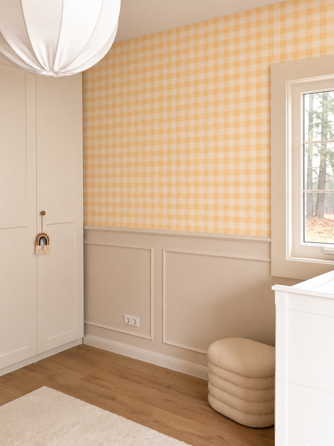 Papier peint vichy jaune et blanc chambre enfant avec lambris beige et suspension blanche papier peint Mathilde