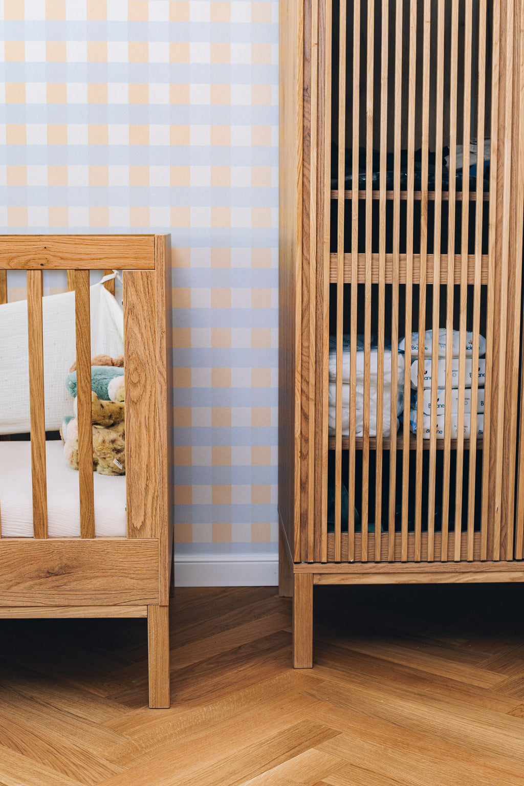 Papier peint vichy jaune et bleu chambre bébé avec lit à barreaux en bois papier peint Marguerite