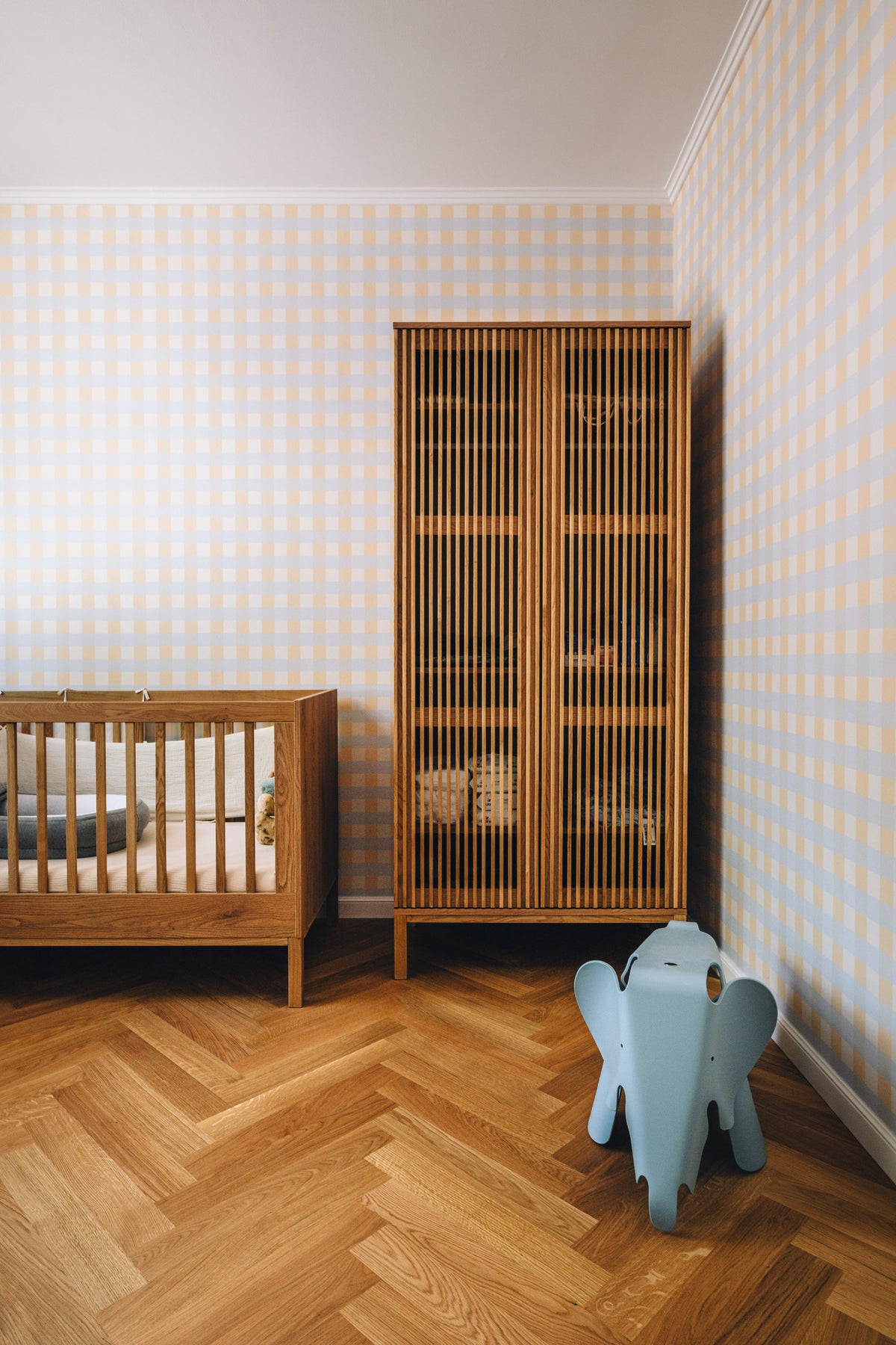 Papier peint vichy jaune et bleu chambre bébé avec lit en bois armoire et éléphant bleu papier peint Marguerite