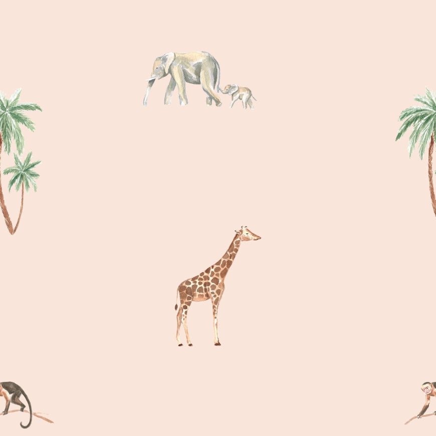Gros plan sur l'échantillon du papier peint Giulia, illustrant des animaux de la savane peints à l'aquarelle avec une girafe, des éléphants, des petits singes et des palmiers sur un fond beige rosé.