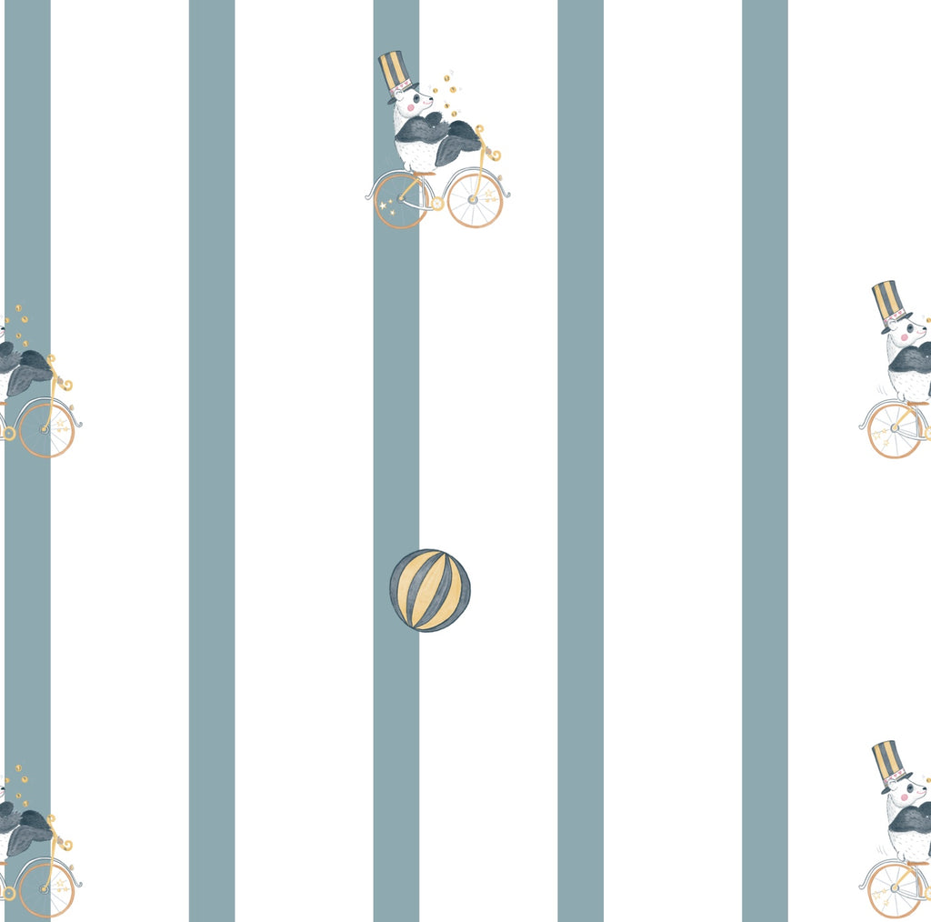 Gros plan sur le motif du papier peint Nelson : un panda noir et blanc avec un chapeau sur un vélo jaune, accompagné d'un ballon rayé, sur un fond ligné bleu gris et blanc.