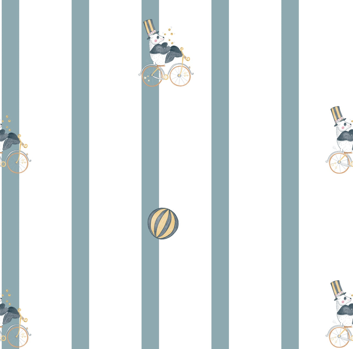 Gros plan sur le motif du papier peint Nelson : un panda noir et blanc avec un chapeau sur un vélo jaune, accompagné d'un ballon rayé, sur un fond ligné bleu gris et blanc.