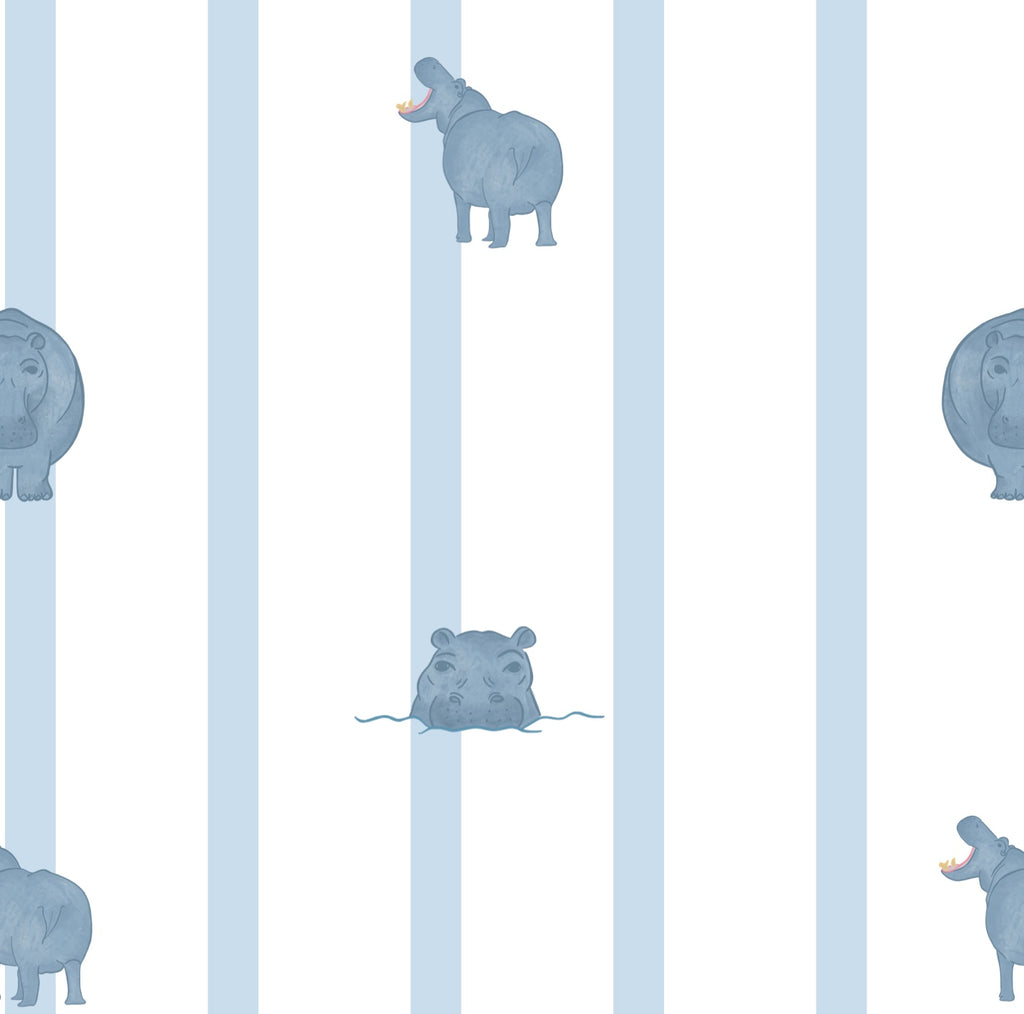 Gros plan sur le motif du papier peint Paul, composé de rayures verticales bleu clair et de petites illustrations d'hippopotames sur fond blanc.