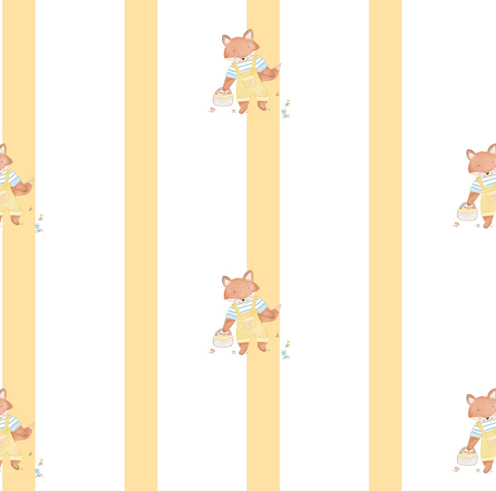 Gros plan sur le motif du papier peint Joy, avec des rayures verticales jaunes et une illustration d'un petit renard portant une salopette et un panier.