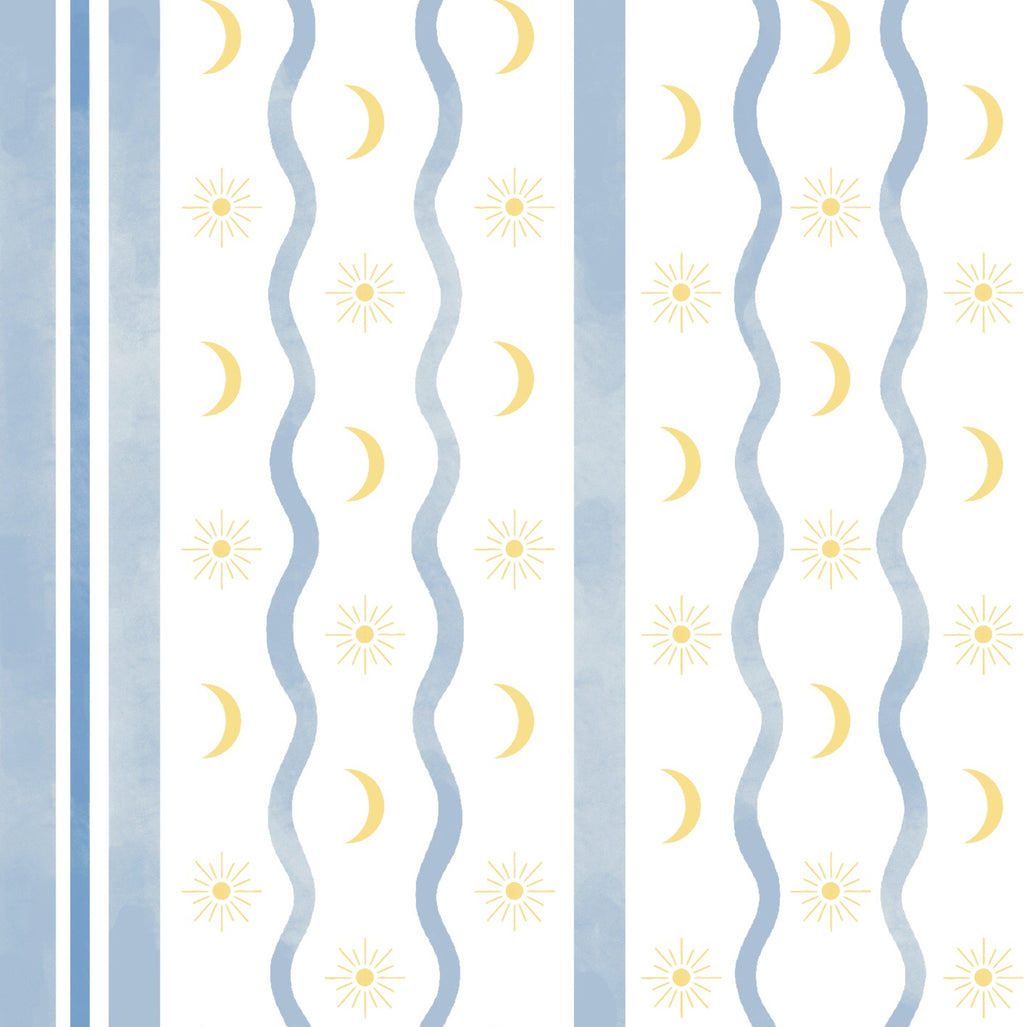 Gros plan sur le motif du papier peint Avril, composé de rayures bleues droites et ondulées, avec de petites lunes et de soleils jaunes sur fond blanc.