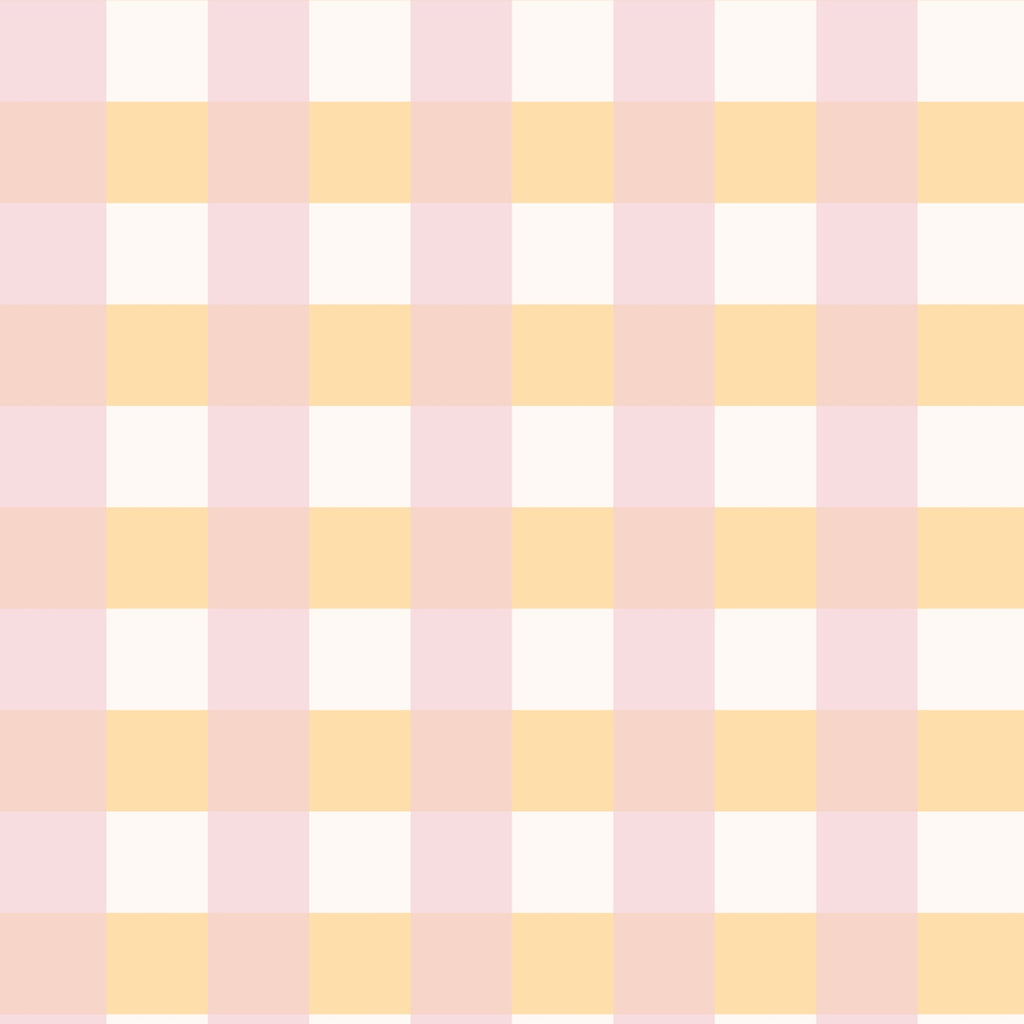 Papier peint Dalia à motif vichy rose et jaune, posé au-dessus d'un soubassement bleu avec des cadres décoratifs.