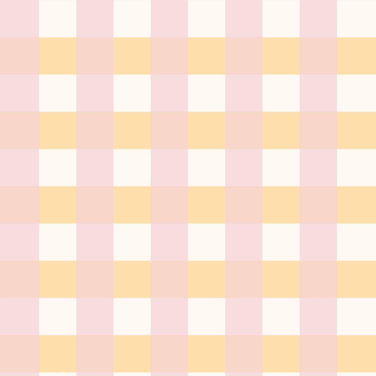 Papier peint Dalia à motif vichy rose et jaune, posé au-dessus d'un soubassement bleu avec des cadres décoratifs.